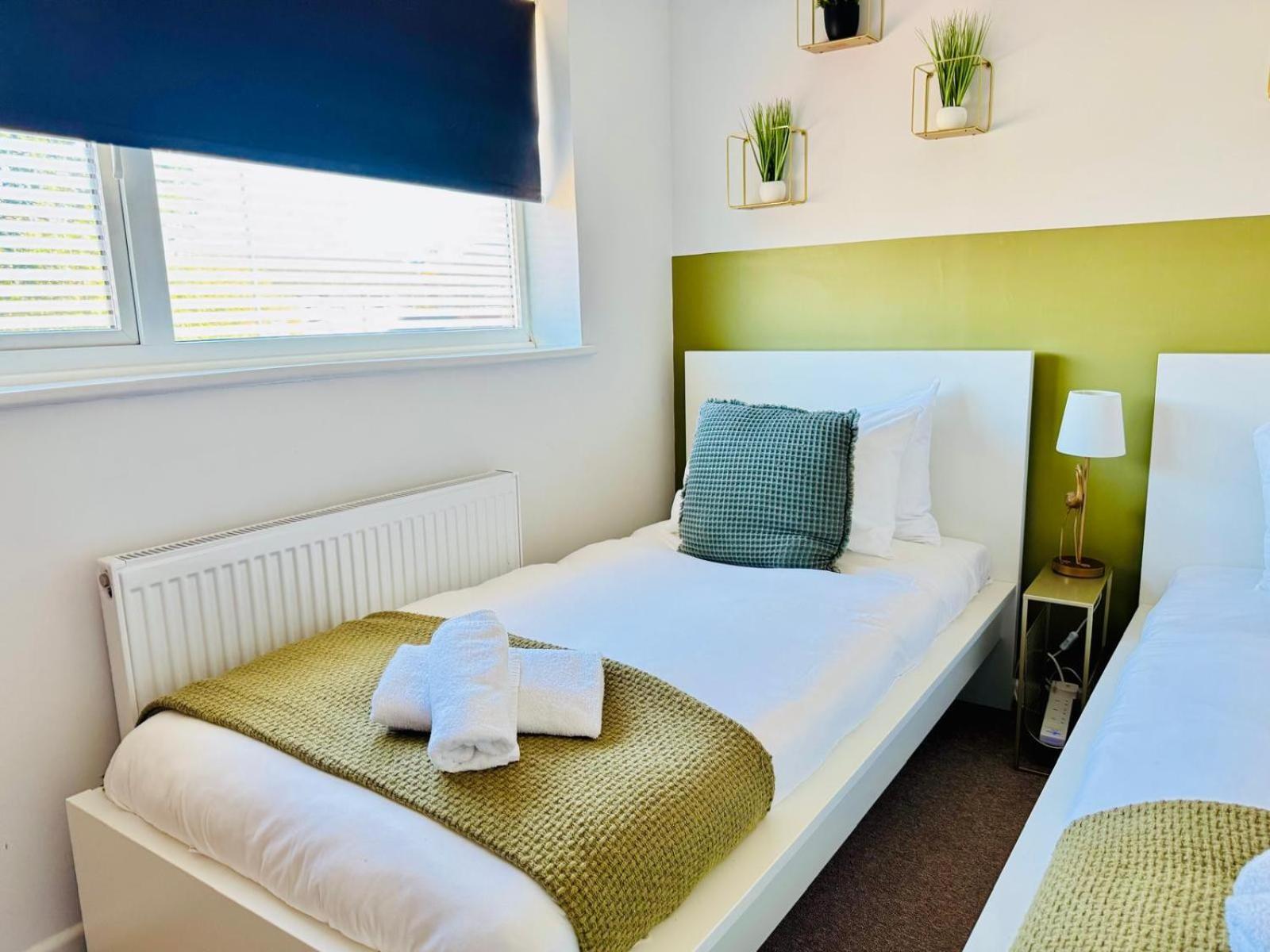 2 Bed House, Sleeps 6, Dog Friendly, Close To A14 M11, With Garden & Parking Long Stay Work Contractor Leisure, Jade CBG Exterior photo