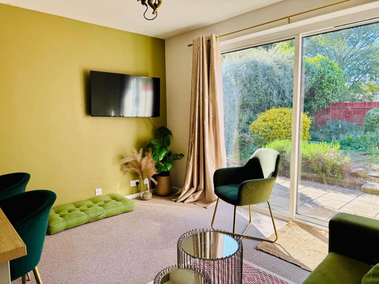 2 Bed House, Sleeps 6, Dog Friendly, Close To A14 M11, With Garden & Parking Long Stay Work Contractor Leisure, Jade CBG Exterior photo